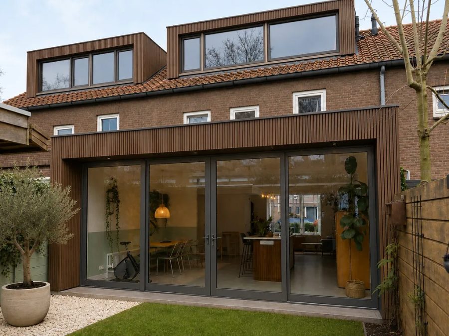 Aanbouw met houten gevelbekleding en glazen pui op de tuin – Project Arnhem
