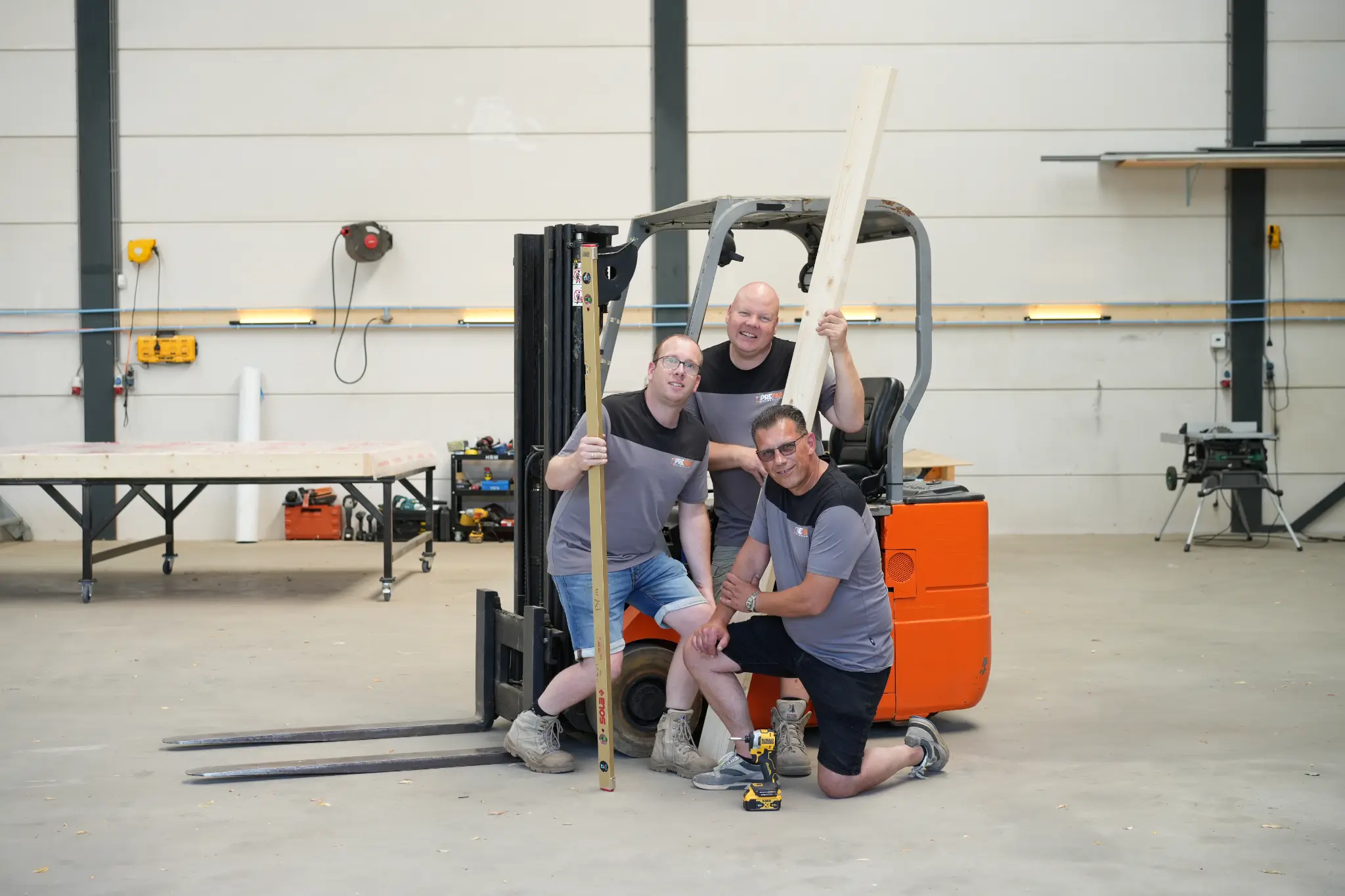 Het team van Prefab Gelderland in de werkplaats